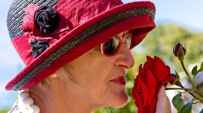 Prächtiges Wetter, prächtige Blumen: großer Besucherandrang beim Mössinger Rosenmarkt. Stöcke werden durch die Menge bugsiert, E