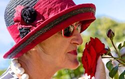 Prächtiges Wetter, prächtige Blumen: großer Besucherandrang beim Mössinger Rosenmarkt. Stöcke werden durch die Menge bugsiert, E