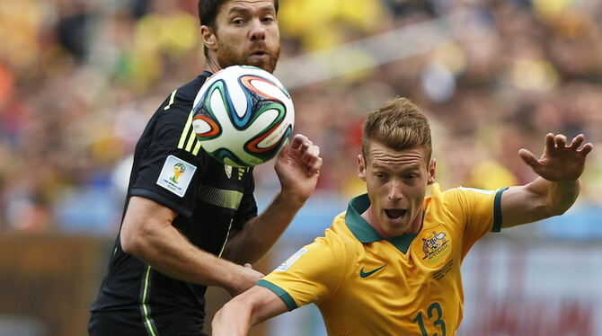 Spaniens Xabi Alonso (links) im Zweikampf gegen Australiens Oliver Bozanic. FOTO: DPA