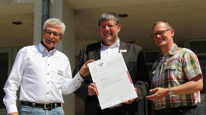 Die Stadt Metzingen als familienfreundlicher Arbeitgeber (von links): Personalchef Günter Käpernick, Oberbürgermeister Ulrich Fi