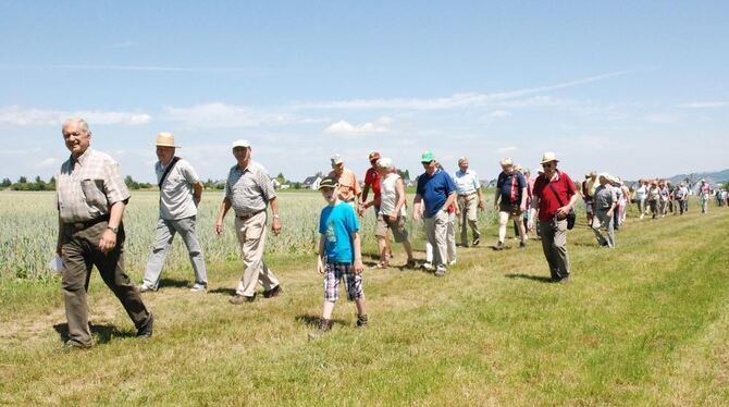 In Ofterdingen ist vieles »speziell«, erklärt Werner Gimmel beim Rundgang: »Forchen sind Fichten und Fichten Tannen«. Rotmilan u In Ofterdingen ist vieles »speziell«, erklärt Werner Gimmel beim Rundgang: »Forchen sind Fichten und Fichten Tannen«. Rotmilan u