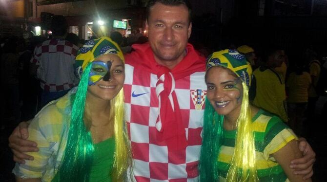 Josip Vukoja mit hübschen Brasilianerinnen. FOTO: PR