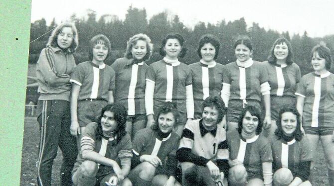 Erinnerungsfoto an Gomadingens erste Kickerinnen. FOTO: PR Erinnerungsfoto an Gomadingens erste Kickerinnen. FOTO: PR