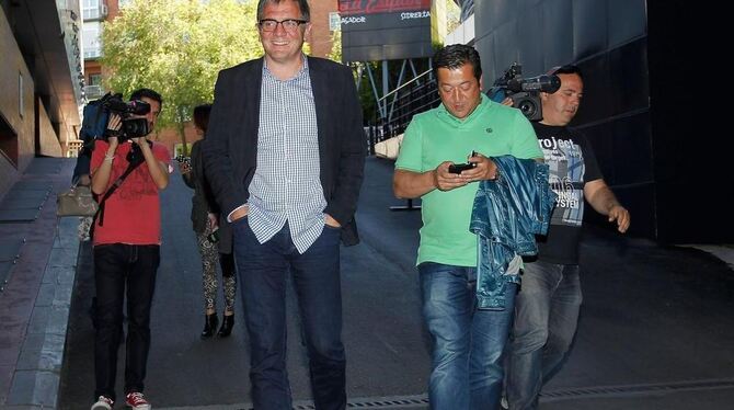 Medienberater Roland Eitel ist vor dem Duell Deutschland gegen die USA völlig entspannt. Rechts: Mustafa Özil, Vater und Berater