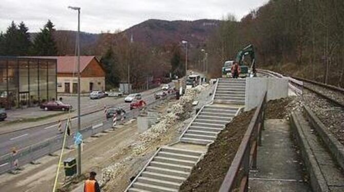 Der Bau verzögert sich, doch ist die neue Haltestelle der Ermstalbahn in Bad Urach schon jetzt recht imposant. FOTO: PR