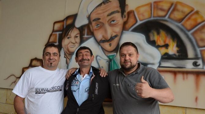 Der einstige »Holzbauer« Maurizio (Mitte) will künftig als mobiler Pizzabäcker – unterstützt durch die Gattin – durchs Land zieh