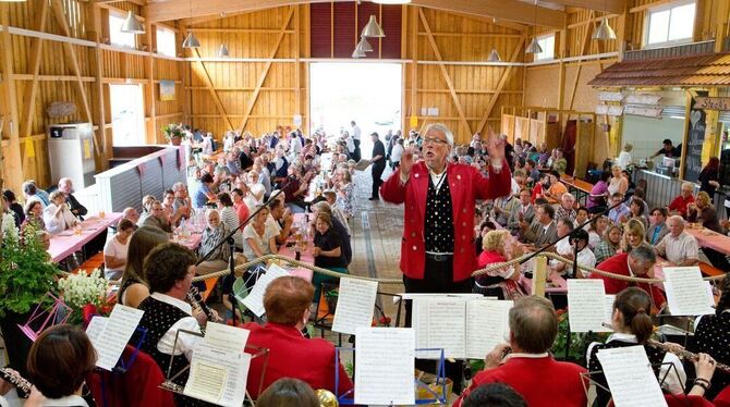 Als erstes Stück intonieren Dirigent Klaus Straube und die Kapelle des Musikvereins den »Deutschmeister-Regimentsmarsch«.  FOTO: