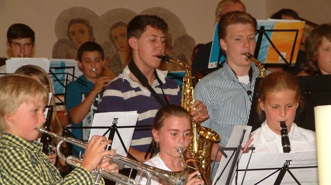 Die Brass Kids der Musikschule präsentierten sich in der Kirche.  FOTO: KAB