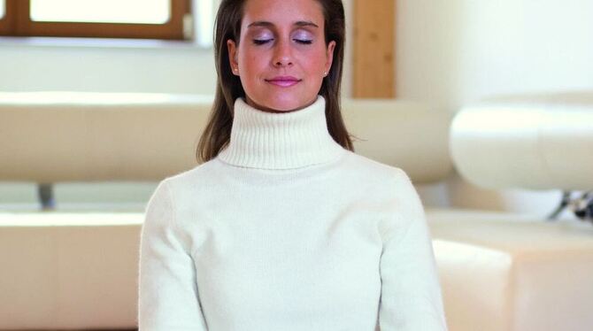 Beim Meditieren in der Achtsamkeitstherapie steht der Atem im Mittelpunkt. FOTO: DPA