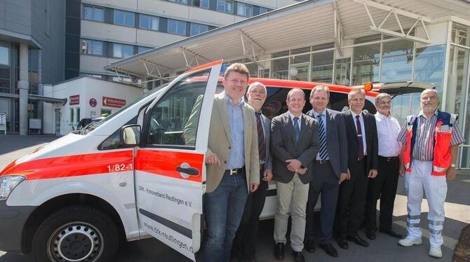 Das neue Fahrzeug und die Verantwortlichen für die notärztliche Versorgung im Landkreis Reutlingen vor dem Reutlinger Klinikum (