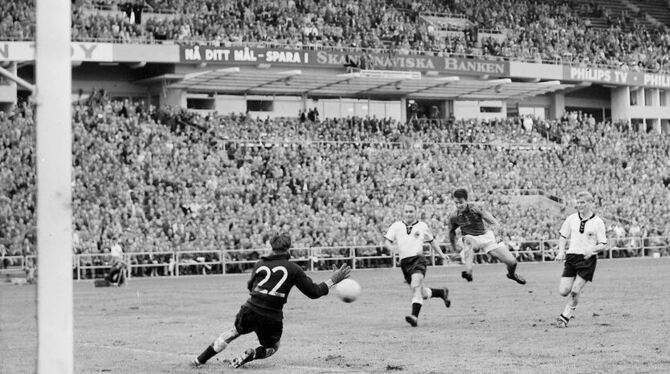Torhüter Heinz Kwiatkowski beim 3:6 gegen Frankreich im Spiel um Platz 3 bei der WM 1958 in Schweden. FOTO: WITTERS