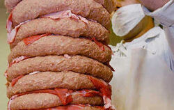 Rohes Fleisch und Mett werden in der Frankfurter Dönerfabrik Karmez zu einem Dönerspieß verarbeitet.
FOTO: DPA