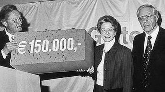 Ein Baustein für das künftige Industriemuseum: Albrecht Wandel (links) mit OB Barbara Bosch und Frank Goltermann. FOTO: P