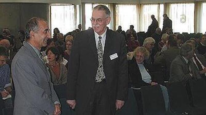 Hauptreferent Professor Dr. Thomas Ziehe (links) mit Dekan Professor Dr. Gotthilf Gerhard Hiller beim Sonderpädagogischen Tag. G