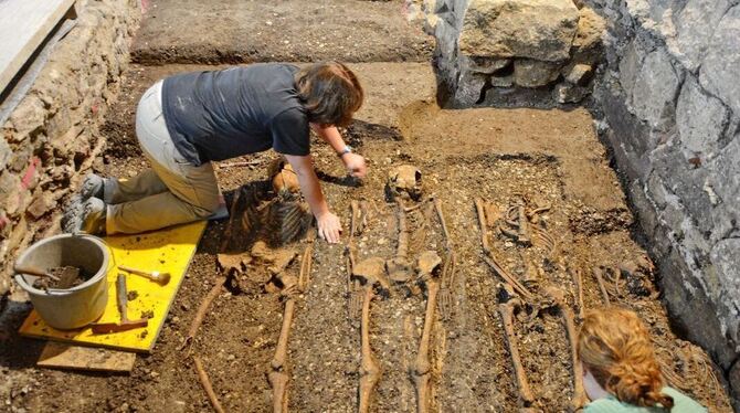Zwei Archäologinnen beim Freilegen der Skelette unterhalb des Kirchenschiffes, Überreste der frühen Christen.