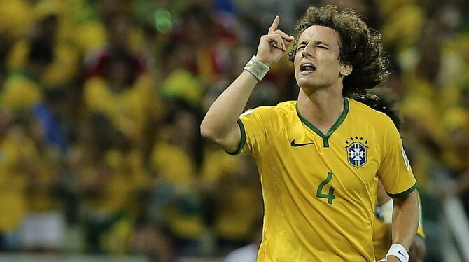 Dem Himmel sei Dank: Brasiliens David Luiz feiert seinen Treffer zum 2:0 gegen Kolumnen. FOTO: DPA
