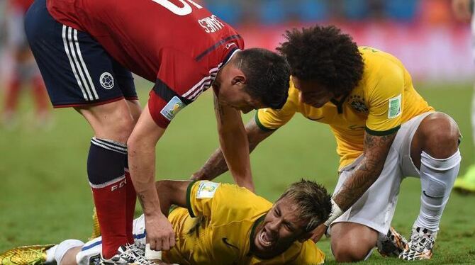 Neymar hat es böse erwischt und er muss verletzt ausgewechselt werden. Foto: Marius Becker