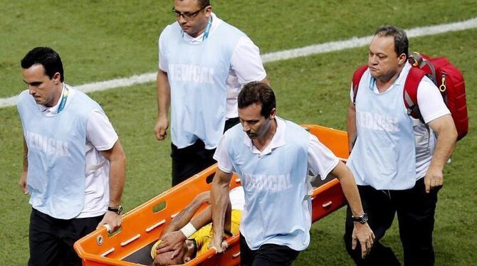 Der am Rücken verletzte Neymar muss auf der Trage vom Spielfeld gebracht werden. Foto: Kai Foersterling