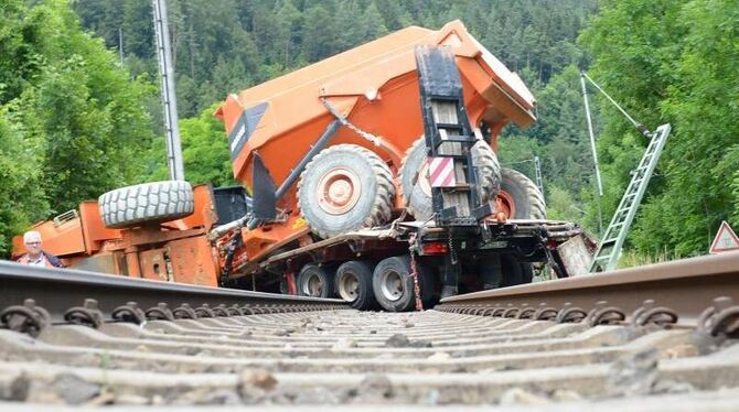 Der Zug war mit einem auf den Gleisen stecken gebliebenen Sattelzug zusammengestoßen.Foto: Bernd Weißbrod/Archiv