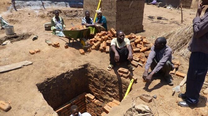Hier werden VIP-Toiletten gebaut. Massive gemauerte Sanitäranlagen sind für das bitterarme Malawi ein Fortschritt. FOTO: DIFÄM