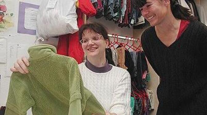 Verkaufen ist ihr Ding: Monika Salzmann (links) mit Kollegin Martina Morgenroth im Second-Hand-Laden. GEA-FOTO: AJI