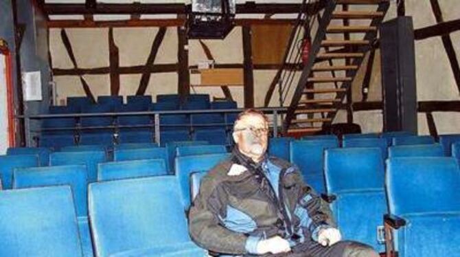&raquo;Im Zweifelsfall bei Null anfangen&laquo;: Dieter Stoll von den Kinofreunden im Saal, der liebevoll umgebaut wurde. FOTO: