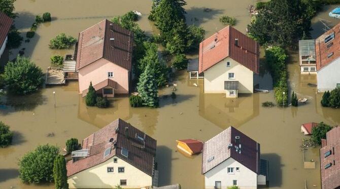 Überflutete Häuser nahe des Deggendorfer Ortsteils Fischerdorf im Juni 2013. Foto: Armin Weigel