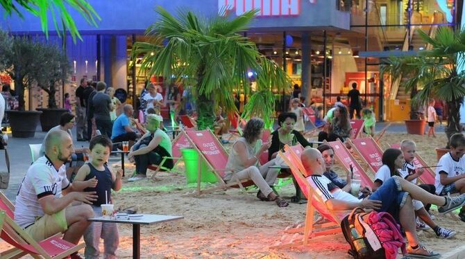 Kleine und große Fußballfans relaxen während der langen Einkaufsnacht auf dem 300 Quadratmeter großen Sandstrand. GEA-FOTOS: JÜR