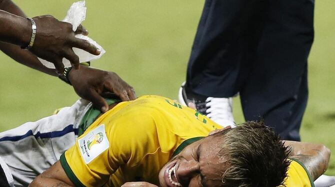 Neymar nach dem Foul am Boden