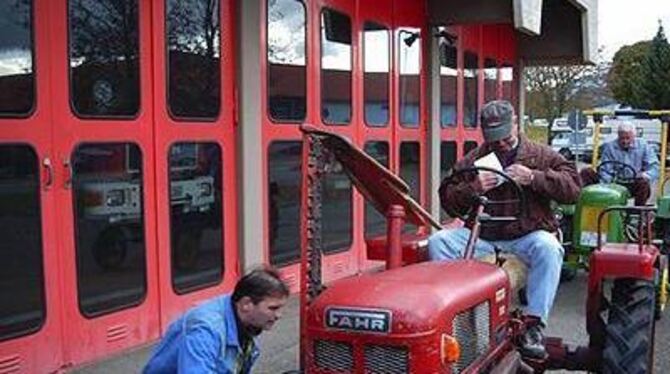 Licht brennt, Bremse tut und alle Räder dran: Ingenieur Herbert Sickinger ist zufrieden beim Traktor-TÜV und gewährt zwei Jahre