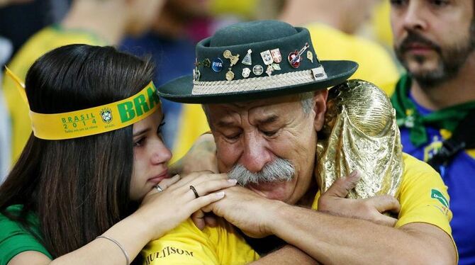 Den Fans kommen die Tränen, Brasiliens Nationalcoach Luiz Felipe Scolari erklärte: »Das Leben geht weiter.« Foto: imago