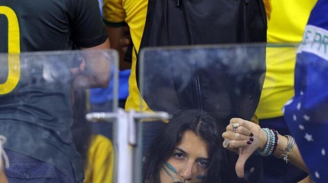 Diese Brasilianerin zeigte deutlich, was sie von der Leistung der Seleção hielt. Foto: Robert Ghement