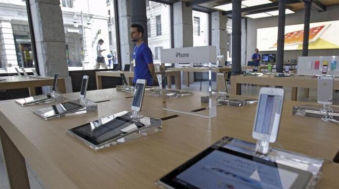 Schlichte Tische, blaue T-Shirts: So sieht es in den Apple Stores aus. Foto: Hugo Ortuno
