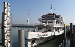 Das Passagierschiff Schwaben der »Weißen Flotte«  im Fährhafen von Friedrichshafen.