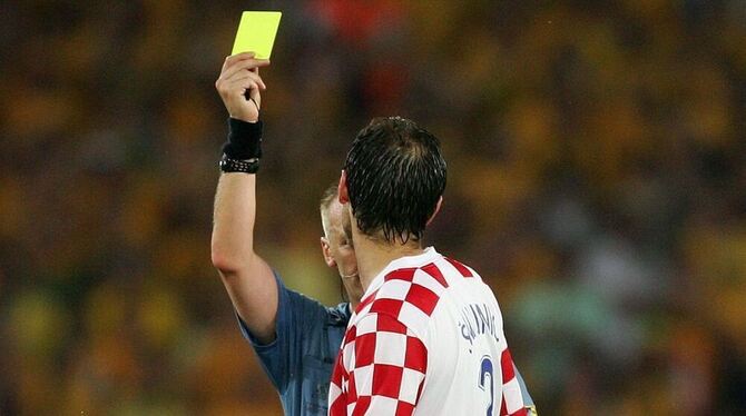 Josip Simunic sieht von Schiedsrichter Graham Poll drei Mal die gelbe Karte in einem Spiel. FOTO: WITTERS