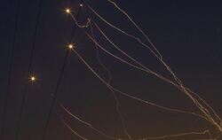 Funkenregen: Das israelische Raketenabwehr hat eine palästinensische Rakete beim Anflug zerstört. Foto: Atef Safadi