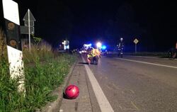 Ein Fußball liegt auf der B12 bei Hergatz (Bayern) im Rinnstein, während die Polizei den Unfall aufnimmt. Foto: Richard Rädle