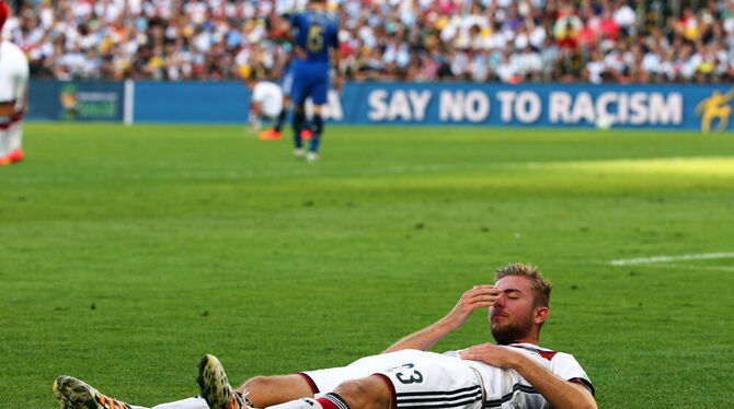 Christoph Kramer liegt benommen auf dem Rasen.