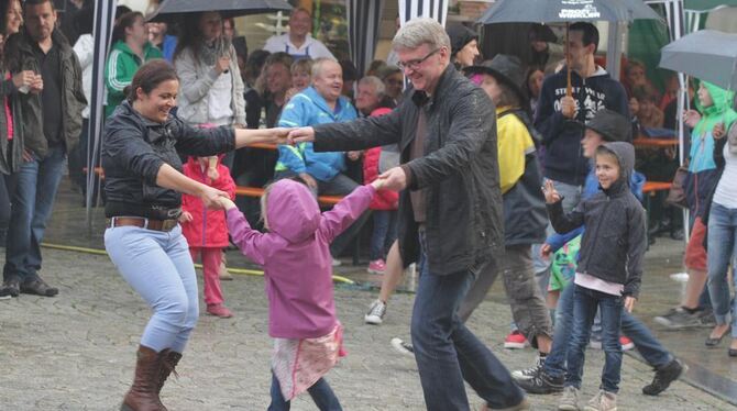 Die Besucher ließen sich vom Regen nicht übermäßig beeindrucken – auch wenn nicht alle darin tanzten wie Bürgermeister Elmar Reb