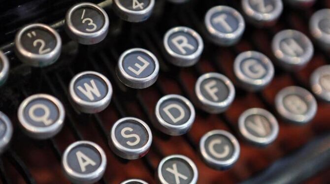 Mechanisch statt digital: Die gute alte Schreibmaschine hinterlässt keine Spuren im Netz. Foto: Jan Woitas