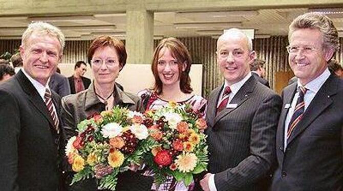 Vorstandsvorsitzender Eugen Schäufele (rechts ) bedankte sich bei Fritz Bolleber (links )und seiner Gattin Elisabeth und begrüßt