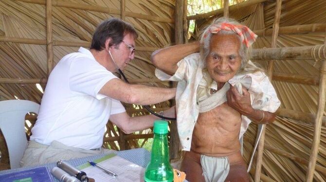 Der Mössinger Arzt Horst Eisold untersucht einen älteren Mann auf der Insel Mindoro, 200 Kilometer südlich von Manila gelegen. E