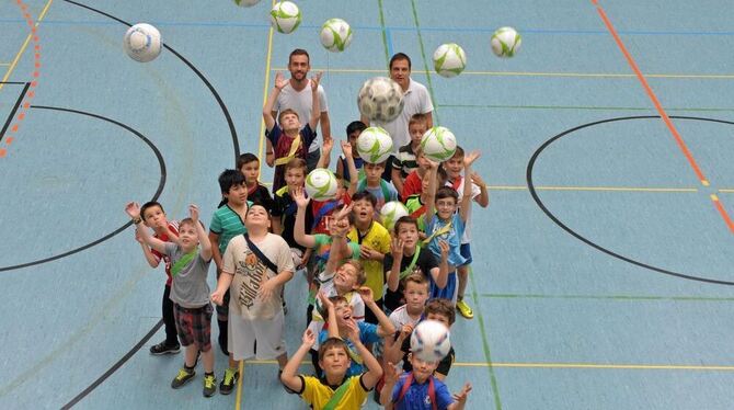 Mini-Weltmeister: Die Jungs der Hohbuchschule freuen sich. FOTO: THOMYS