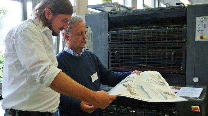 Der bekannte Mundartautor Gerhard Raff (rechts) nutzte den Infotag der Grafischen Werkstätte, um mit Tim Czerwinski den Druckbog