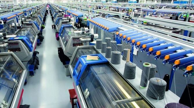 Stoll-Flachstrickmaschinen bei einem Kunden in China. FOTO: AG Stoll-Flachstrickmaschinen bei einem Kunden in China. FOTO: AG