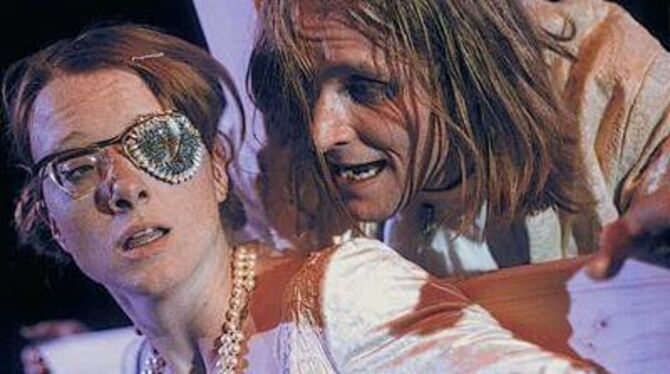 Paar ohne Zukunft: Don Carlos (Steffen Böye) und die Prinzessin von Eboli (Gesche Picolin). FOTO: JÜRGEN SCHROEDER