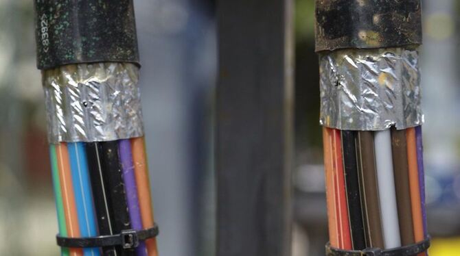 Verheißt schnelleren Datentransport: Glasfaser-Kabel mit farbigen Einzelsträngen. FOTO: DPA