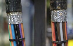 Verheißt schnelleren Datentransport: Glasfaser-Kabel mit farbigen Einzelsträngen. FOTO: DPA