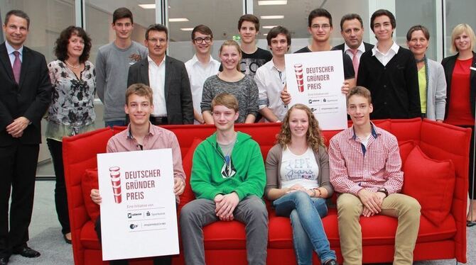 Selina Schenk, Betreuerin des Planspiels, mit den Preisträgern des Deutschen Gründerpreises für Schüler und Joachim Pfeiffer, Le Selina Schenk, Betreuerin des Planspiels, mit den Preisträgern des Deutschen Gründerpreises für Schüler und Joachim Pfeiffer, Le