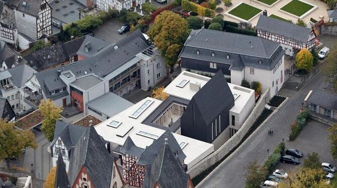Das Luftbild zeigt den Neubau des Bischofssitzes neben dem Dom von Limburg. Foto: Thomas Frey